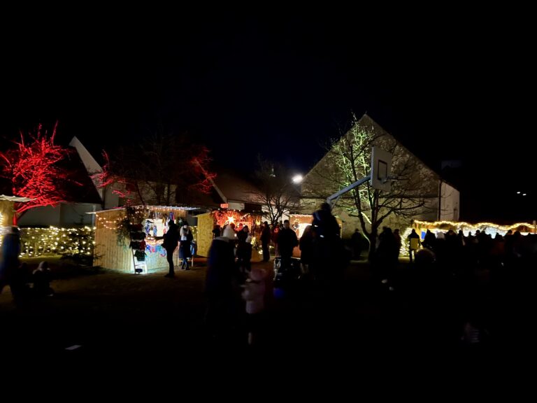 Foto von einem Weihnachtsmarkt bei Nacht